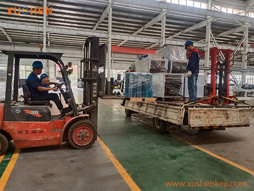 周口學?？蛻舳ㄖ频拇笮烷L龍式洗碗機裝車發(fā)貨中